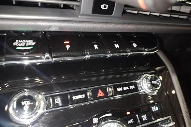 Used Lincoln Corsair 2020 2.0T Two-Wheel Drive Luxury Edition Gear Lever