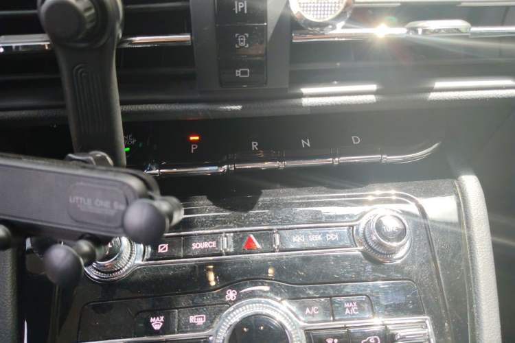 Used Lincoln Corsair 2020 2.0T Two-Wheel Drive Luxury Edition Gear Lever
