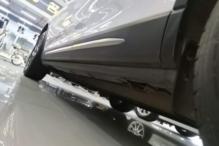 Used Lincoln Corsair 2020 2.0T Two-Wheel Drive Luxury Edition Left Side Sill