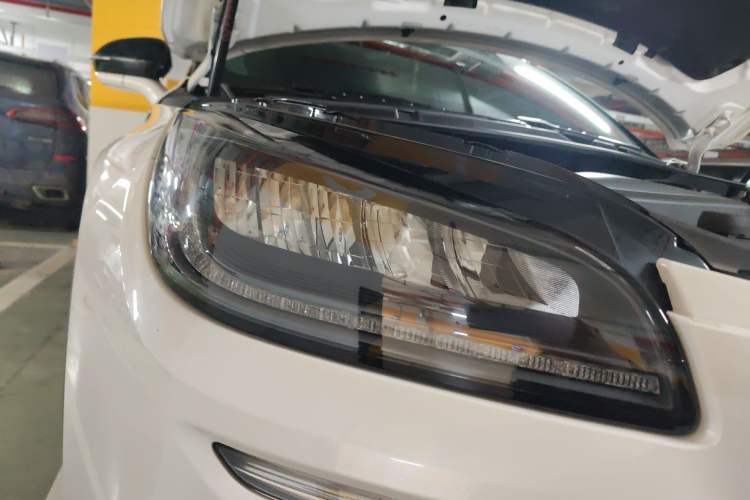 Used Lincoln Corsair 2020 2.0T Two-Wheel Drive Luxury Edition Right Front Headlight