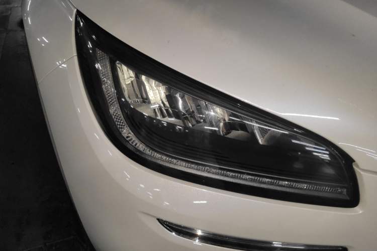 Used Lincoln Corsair 2020 2.0T Two-Wheel Drive Luxury Edition Right Front Headlight