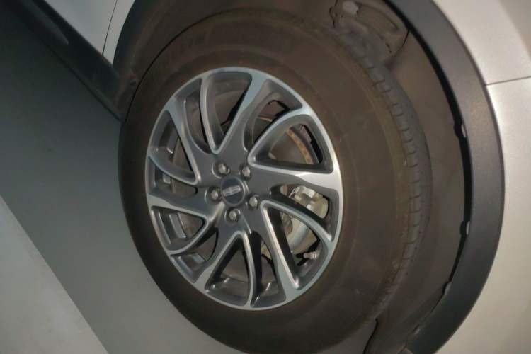 Used Lincoln Corsair 2020 2.0T Two-Wheel Drive Luxury Edition Right Front Wheel Hub