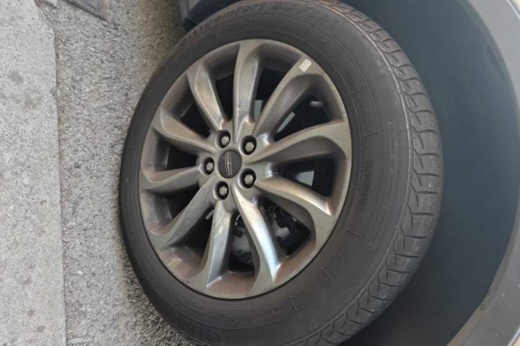 Used Lincoln Corsair 2020 2.0T Two-Wheel Drive Luxury Edition Right Front Wheel Hub