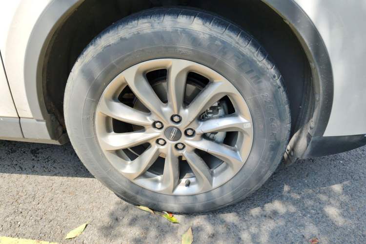 Used Lincoln Corsair 2020 2.0T Two-Wheel Drive Luxury Edition Right Front Wheel Hub