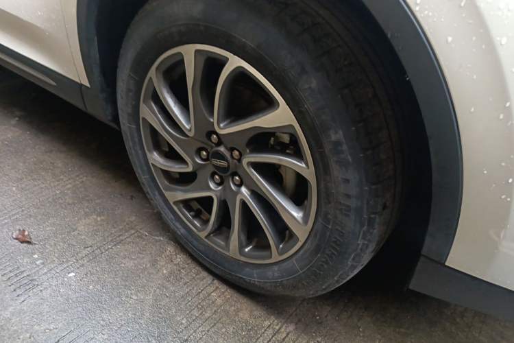 Used Lincoln Corsair 2020 2.0T Two-Wheel Drive Luxury Edition Right Front Wheel Hub