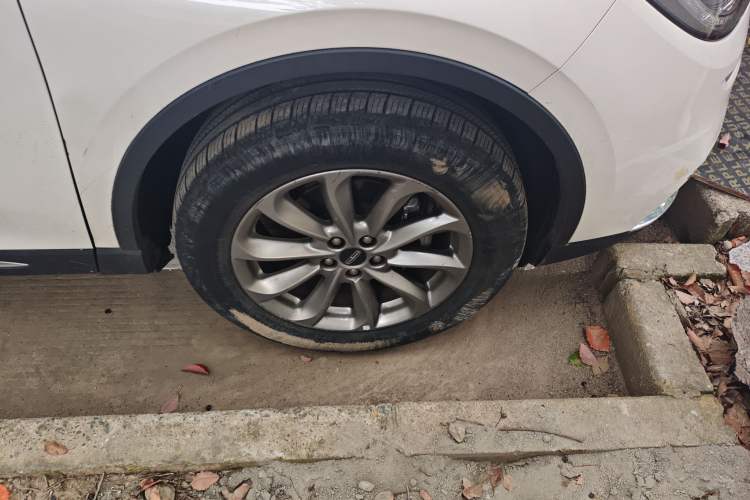 Used Lincoln Corsair 2020 2.0T Two-Wheel Drive Luxury Edition Right Front Wheel Hub