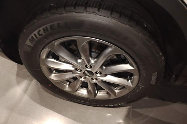 Used Lincoln Corsair 2020 2.0T Two-Wheel Drive Luxury Edition Right Rear Wheel Hub