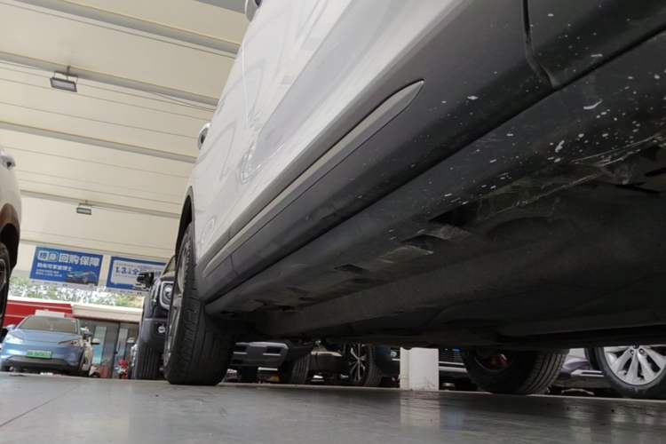 Used Lincoln Corsair 2020 2.0T Two-Wheel Drive Luxury Edition Right Side Sill