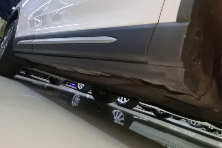 Used Lincoln Corsair 2020 2.0T Two-Wheel Drive Luxury Edition Right Side Sill