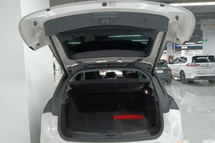 Used Lincoln Corsair 2020 2.0T Four-Wheel Drive Prestige Edition Trunk