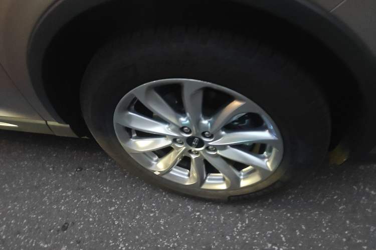 Used Lincoln Corsair 2020 2.0T Two-Wheel Drive Luxury Edition Right Front Wheel Hub