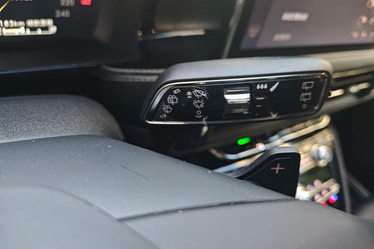 Used Lincoln Corsair 2021 2.0T Two-Wheel Drive Deluxe Edition Gear Lever