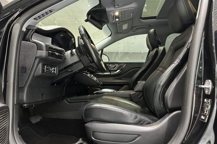 Used Lincoln Corsair 2021 2.0T Two-Wheel Drive Deluxe Edition Interior 1