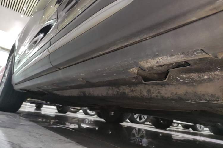 Used Lincoln Corsair 2021 2.0T Two-Wheel Drive Deluxe Edition Left Side Sill