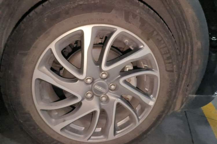 Used Lincoln Corsair 2021 2.0T Two-Wheel-Drive Luxury Edition Right Front Wheel Hub