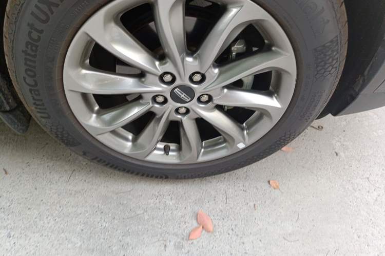 Used Lincoln Corsair 2021 2.0T Two-Wheel Drive Deluxe Edition Right Front Wheel Hub