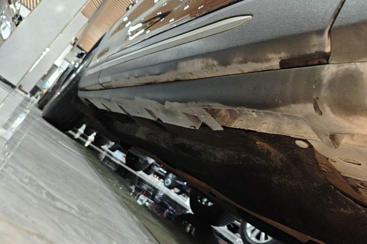 Used Lincoln Corsair 2021 2.0T Two-Wheel Drive Deluxe Edition Right Side Sill