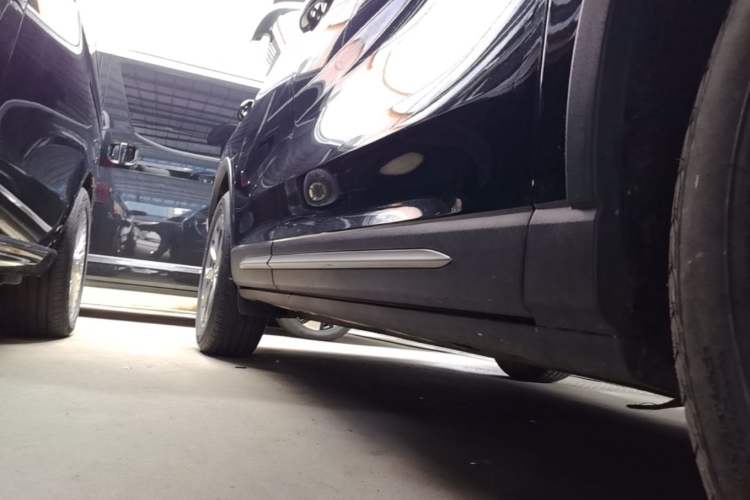 Used Lincoln Corsair 2021 2.0T Two-Wheel Drive Deluxe Edition Right Side Sill