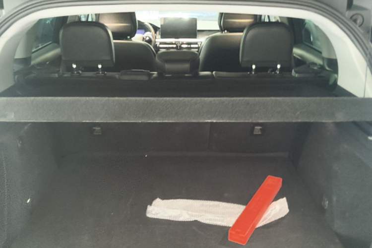 Used Lincoln Corsair 2021 2.0T Two-Wheel Drive Deluxe Edition Trunk