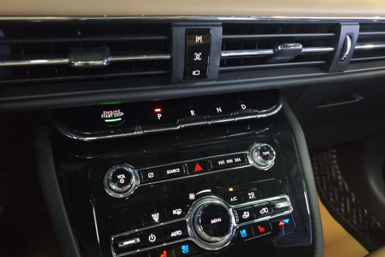 Used Lincoln Corsair 2021 2.0T Two-Wheel-Drive Luxury Edition Gear Lever