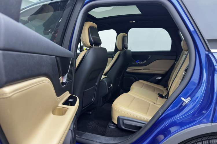Used Lincoln Corsair 2021 2.0T Two-Wheel-Drive Luxury Edition Interior 4