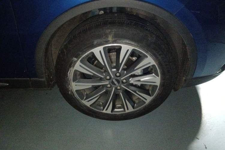 Used Lincoln Corsair 2021 2.0T Two-Wheel-Drive Luxury Edition Right Front Wheel Hub