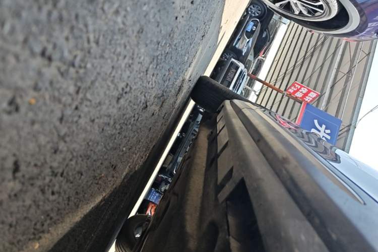 Used Lincoln Corsair 2021 2.0T Two-Wheel Drive Deluxe Edition Right Side Sill