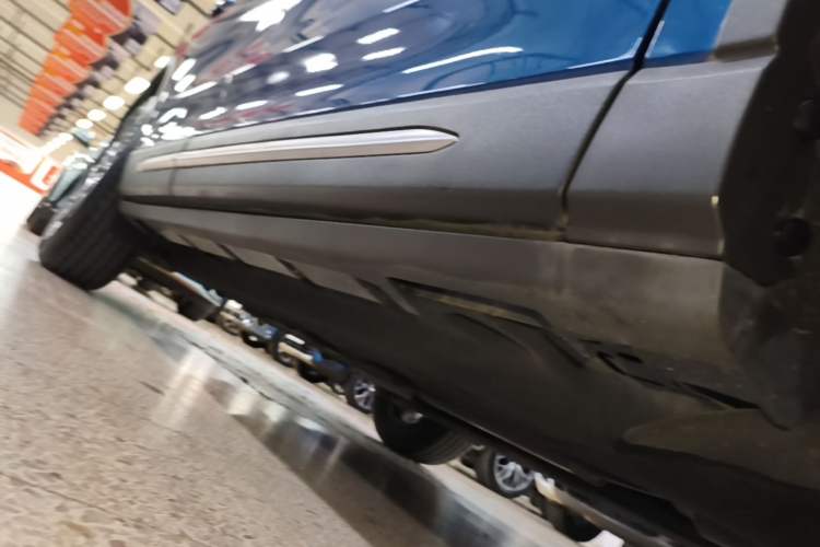 Used Lincoln Corsair 2021 2.0T Two-Wheel-Drive Luxury Edition Right Side Sill