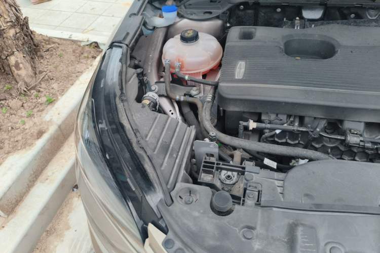 Used Lincoln Corsair 2021 2.0T Two-Wheel-Drive Luxury Edition Engine Bay Right