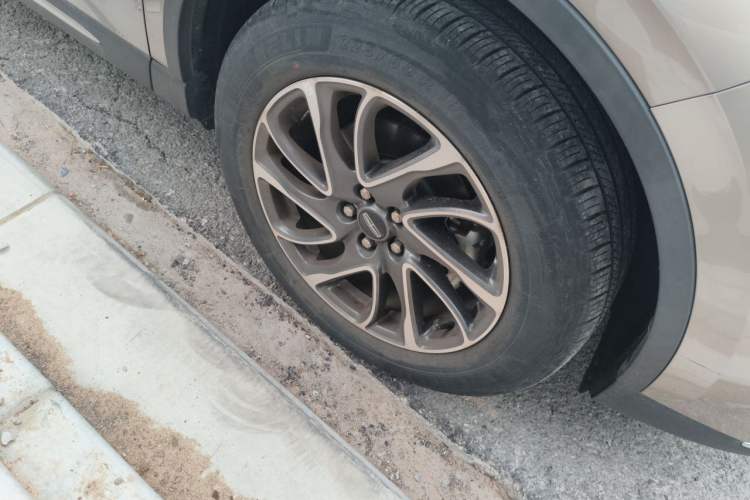 Used Lincoln Corsair 2021 2.0T Two-Wheel-Drive Luxury Edition Right Front Wheel Hub