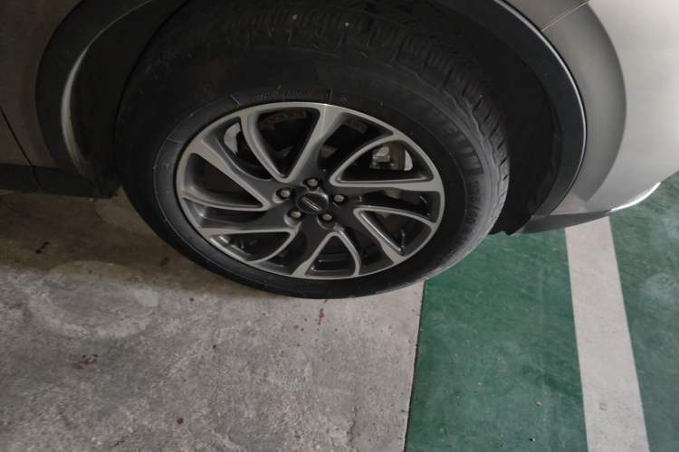 Used Lincoln Corsair 2021 2.0T Two-Wheel-Drive Luxury Edition Right Front Wheel Hub