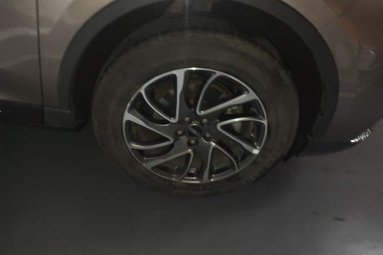 Used Lincoln Corsair 2021 2.0T Two-Wheel-Drive Luxury Edition Right Front Wheel Hub
