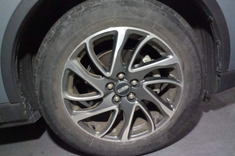 Used Lincoln Corsair 2021 2.0T Two-Wheel-Drive Luxury Edition Right Front Wheel Hub
