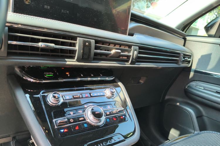 Used Lincoln Corsair 2021 2.0T Two-Wheel-Drive Luxury Edition Center Console