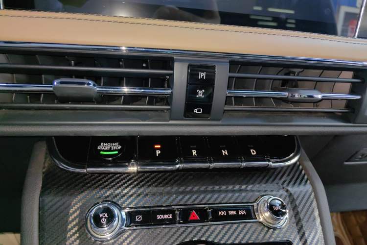 Used Lincoln Corsair 2021 2.0T Two-Wheel-Drive Luxury Edition Gear Lever