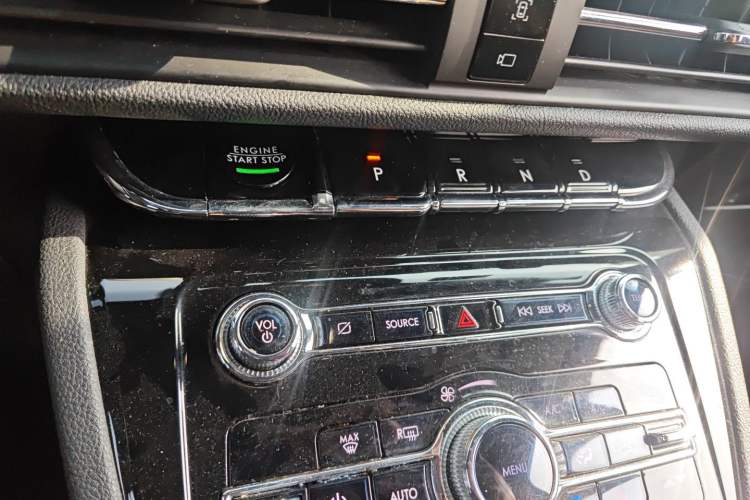 Used Lincoln Corsair 2021 2.0T Two-Wheel-Drive Luxury Edition Gear Lever