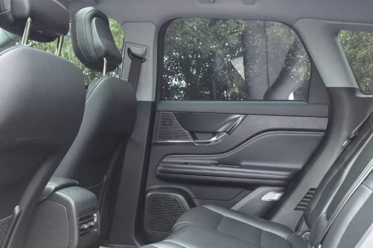 Used Lincoln Corsair 2021 2.0T Two-Wheel Drive Deluxe Edition Interior 3