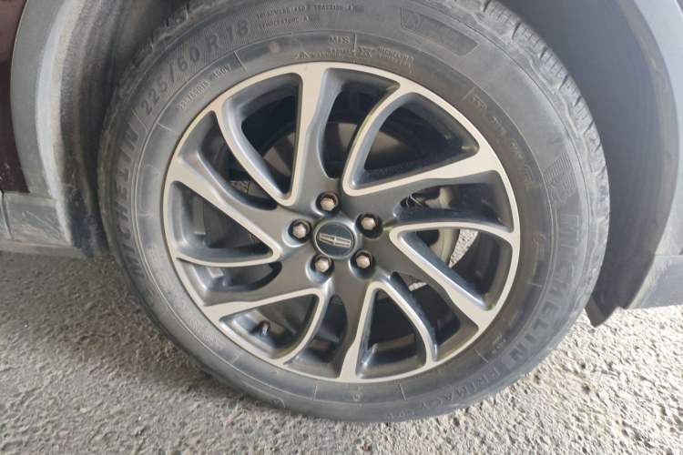 Used Lincoln Corsair 2021 2.0T Two-Wheel-Drive Luxury Edition Right Front Wheel Hub