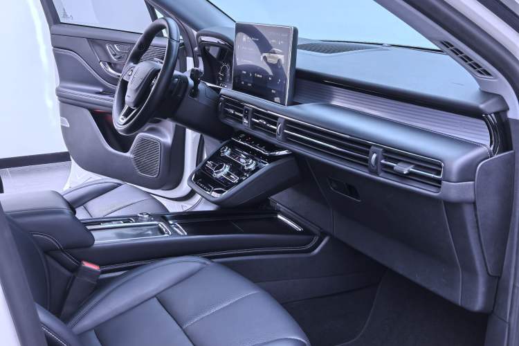 Used Lincoln Corsair 2021 2.0T Two-Wheel Drive Deluxe Edition Interior 3
