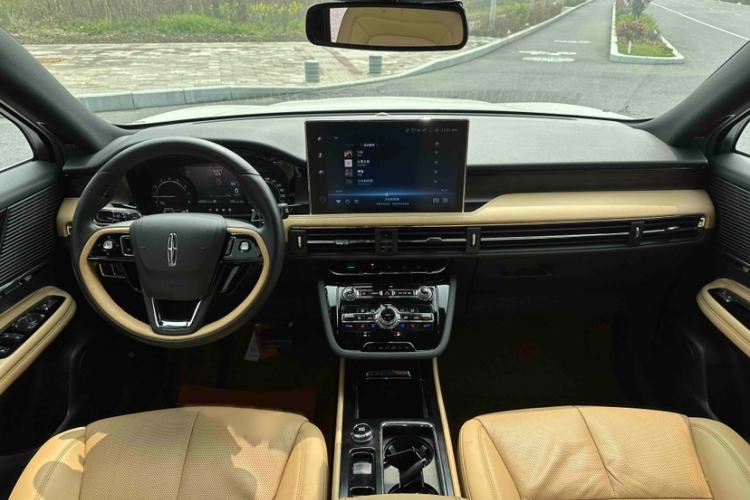 Used Lincoln Corsair 2021 2.0T Two-Wheel-Drive Luxury Edition Interior 4