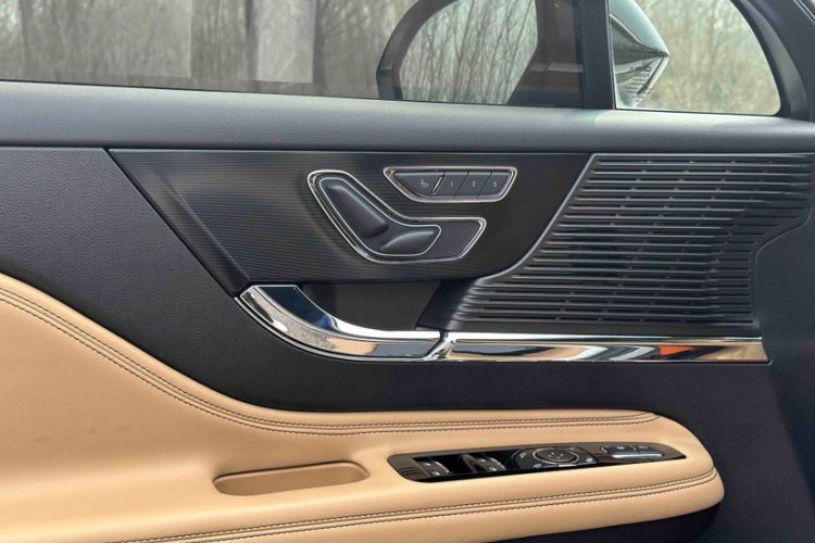 Used Lincoln Corsair 2021 2.0T Two-Wheel-Drive Luxury Edition Interior 8