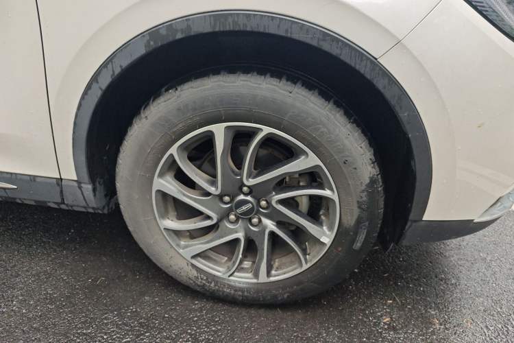 Used Lincoln Corsair 2021 2.0T Two-Wheel-Drive Luxury Edition Right Front Wheel Hub