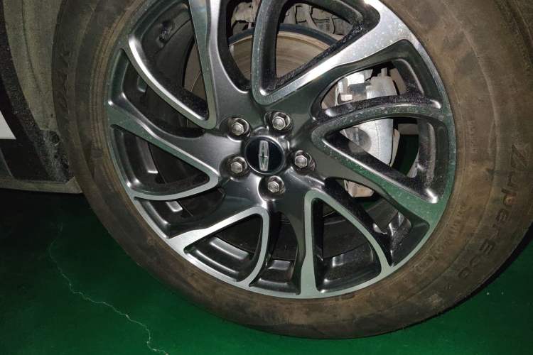 Used Lincoln Corsair 2021 2.0T Two-Wheel-Drive Luxury Edition Right Front Wheel Hub