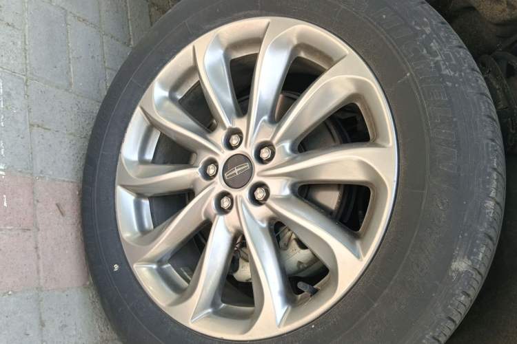Used Lincoln Corsair 2021 2.0T Two-Wheel Drive Deluxe Edition Right Front Wheel Hub