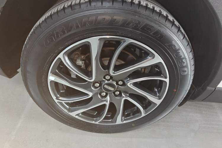 Used Lincoln Corsair 2021 2.0T Two-Wheel-Drive Luxury Edition Right Rear Wheel Hub