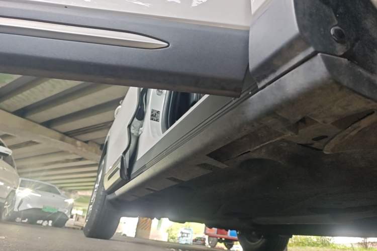 Used Lincoln Corsair 2021 2.0T Two-Wheel Drive Deluxe Edition Right Side Sill