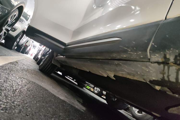 Used Lincoln Corsair 2021 2.0T Four-Wheel Drive Luxury Edition Right Side Sill