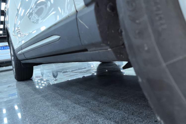 Used Lincoln Corsair 2021 2.0T Two-Wheel Drive Deluxe Edition Right Side Sill