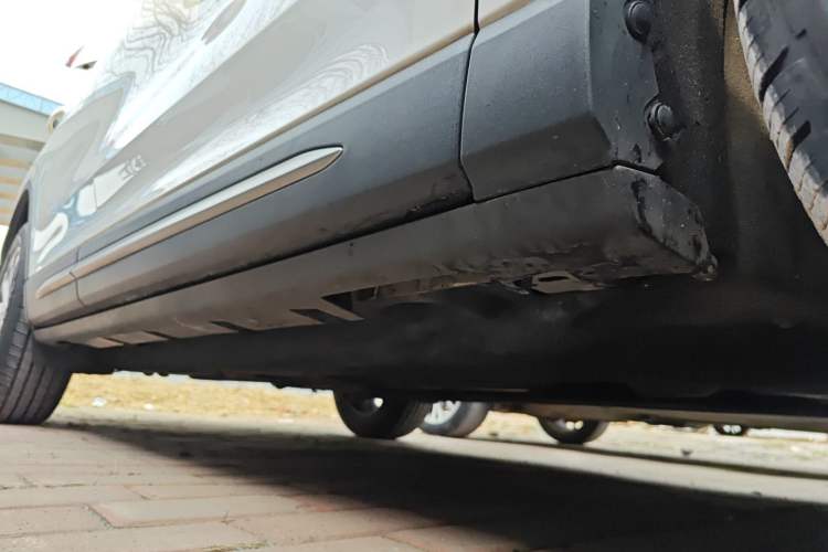 Used Lincoln Corsair 2021 2.0T Two-Wheel Drive Deluxe Edition Right Side Sill