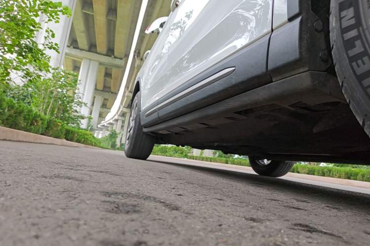 Used Lincoln Corsair 2021 2.0T Two-Wheel-Drive Luxury Edition Right Side Sill